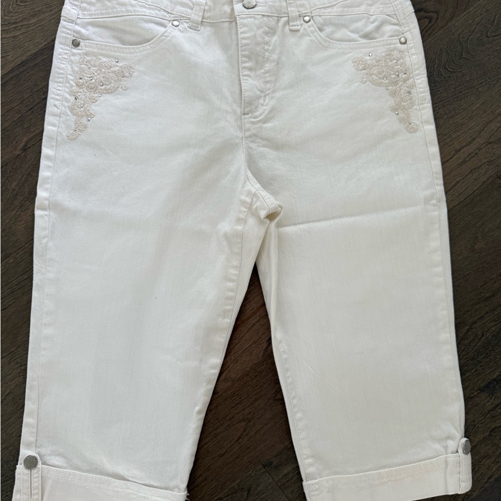 Gloria Vanderbilt White Cropped Capri Jeans with Subtle Beige Embroidery